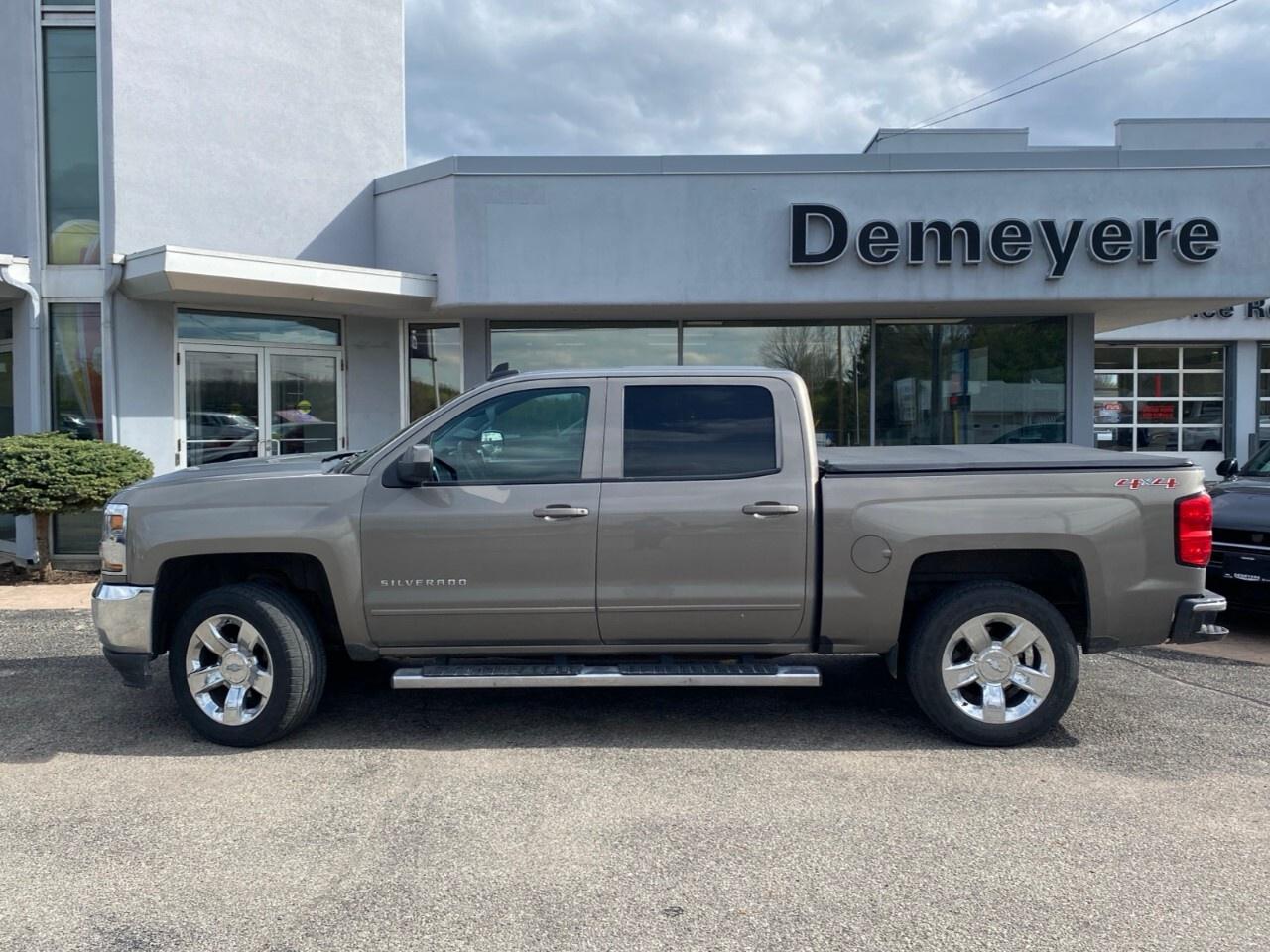 2017 Chevrolet Silverado 1500 Crew Cab Short Box 4-Wheel Drive LT w/1LT Photo