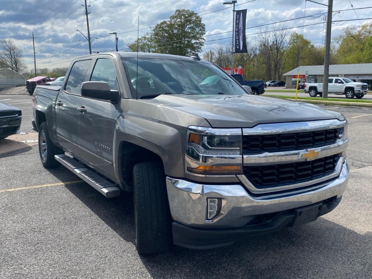 2017 Chevrolet Silverado 1500 Crew Cab Short Box 4-Wheel Drive LT w/1LT Photo