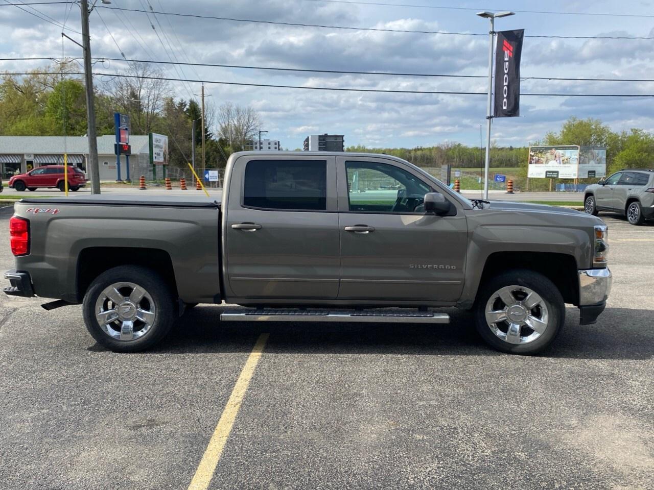 2017 Chevrolet Silverado 1500 Crew Cab Short Box 4-Wheel Drive LT w/1LT Photo