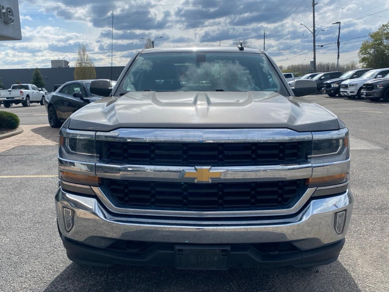 2017 Chevrolet Silverado 1500 Crew Cab Short Box 4-Wheel Drive LT w/1LT Photo