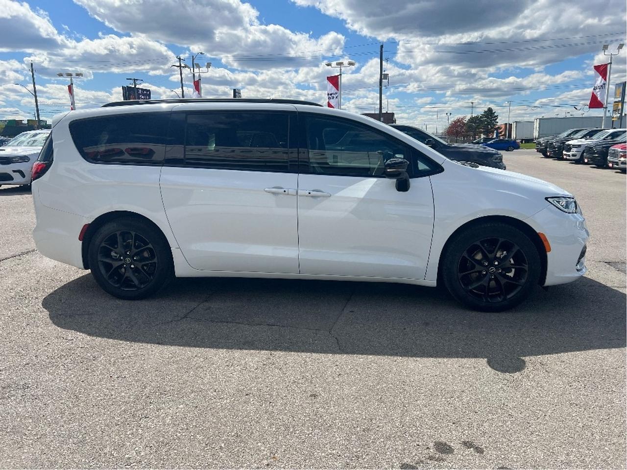 2026 Chrysler Pacifica Select S Package *LTHR *POWER DOORS *LOW KMS Photo