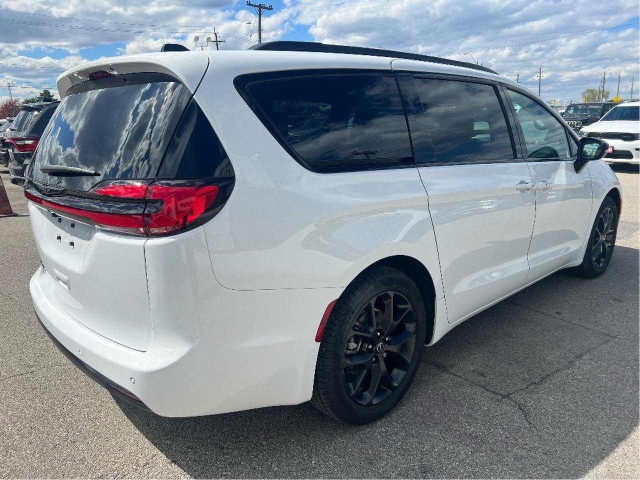 2026 Chrysler Pacifica Select S Package *LTHR *POWER DOORS *LOW KMS Photo
