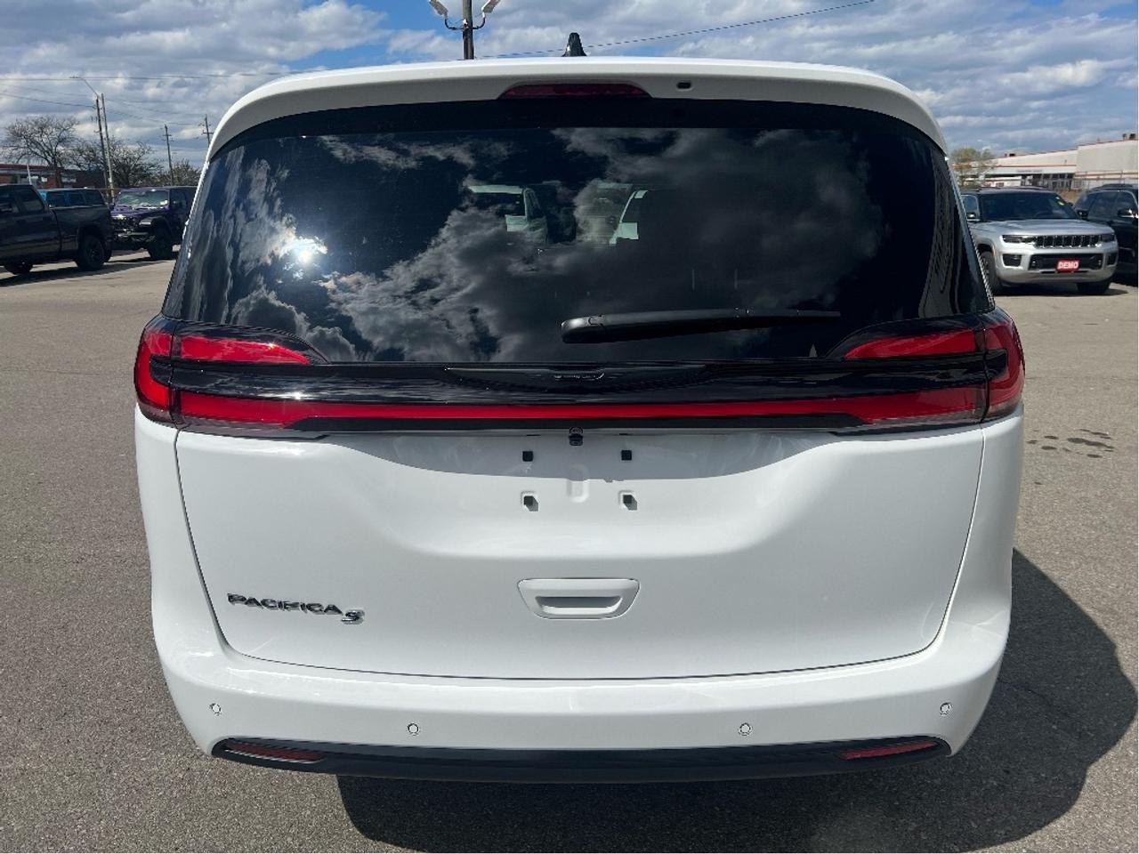 2026 Chrysler Pacifica Select S Package *LTHR *POWER DOORS *LOW KMS Photo