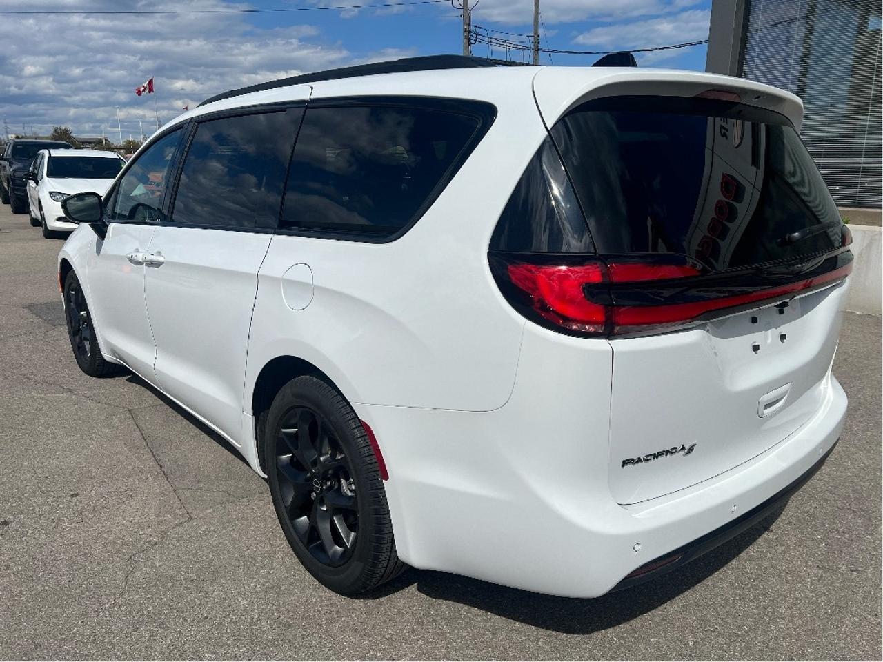 2026 Chrysler Pacifica Select S Package *LTHR *POWER DOORS *LOW KMS Photo