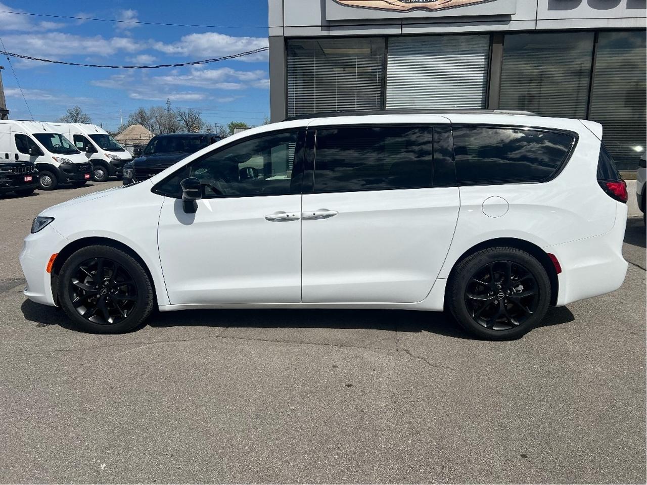 2026 Chrysler Pacifica Select S Package *LTHR *POWER DOORS *LOW KMS Photo