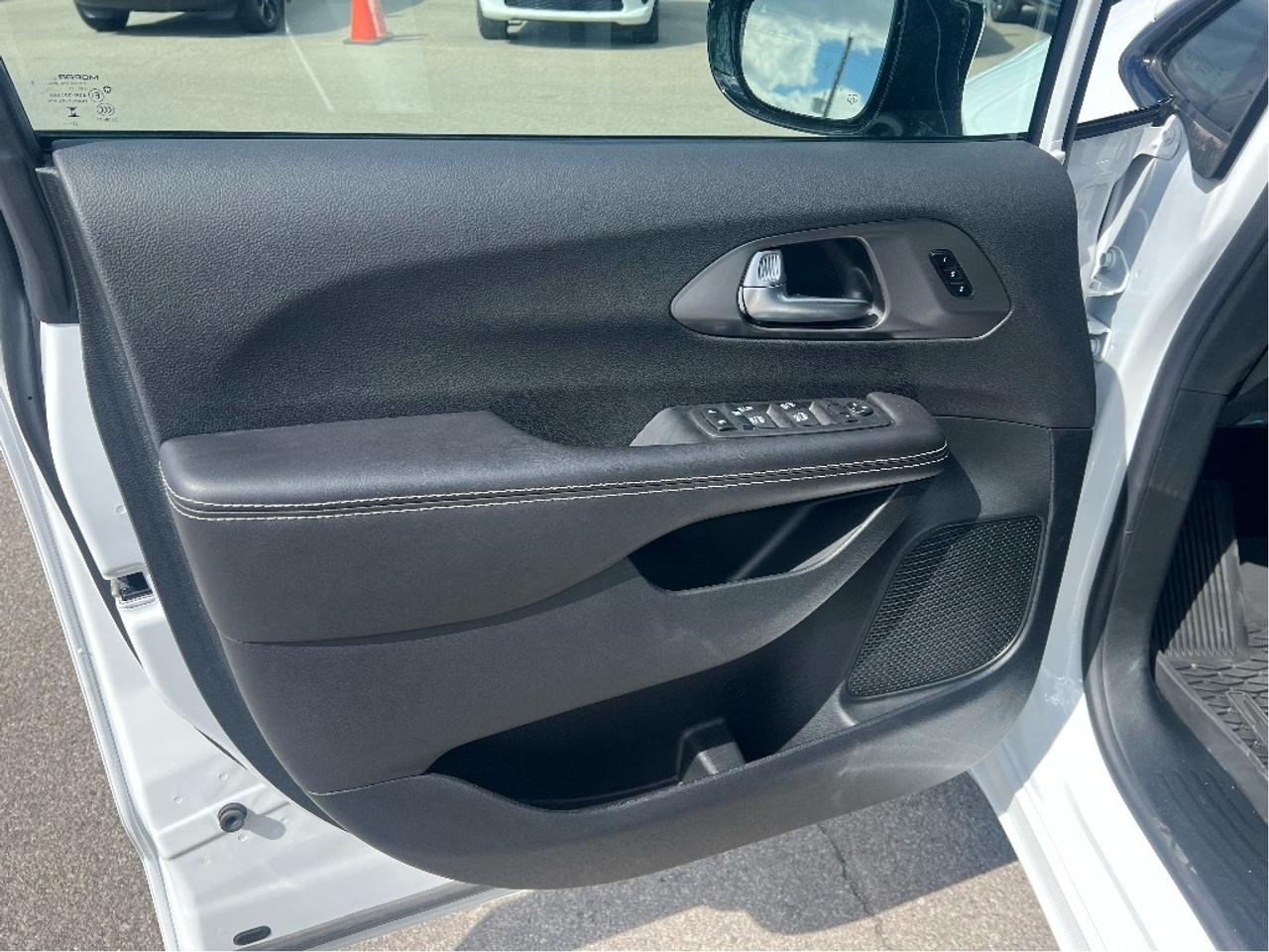 2026 Chrysler Pacifica Select S Package *LTHR *POWER DOORS *LOW KMS Photo