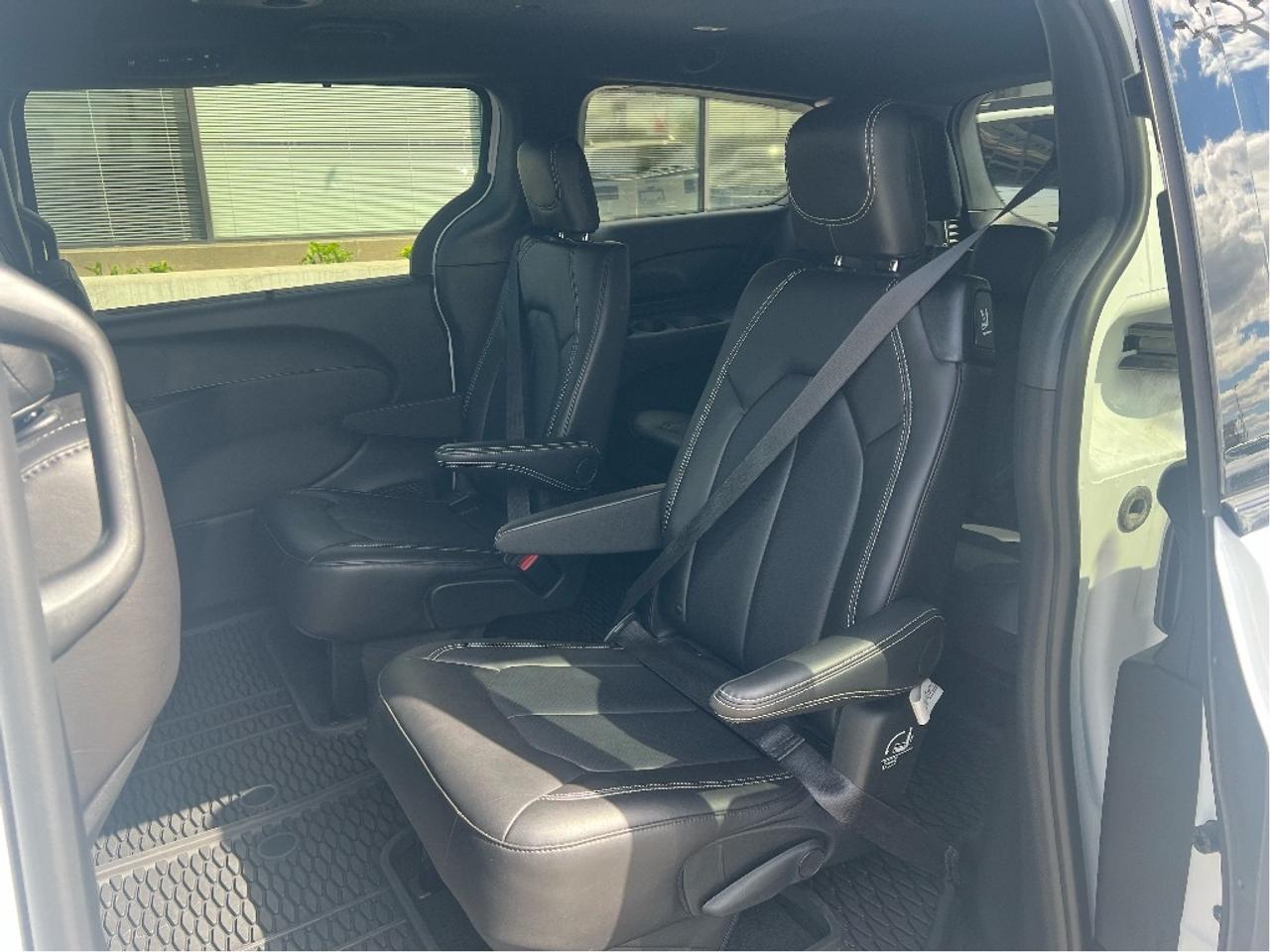 2026 Chrysler Pacifica Select S Package *LTHR *POWER DOORS *LOW KMS Photo