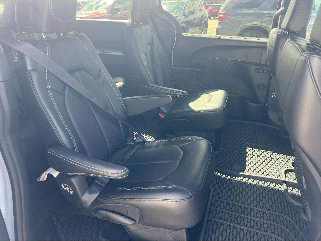 2026 Chrysler Pacifica Select S Package *LTHR *POWER DOORS *LOW KMS Photo