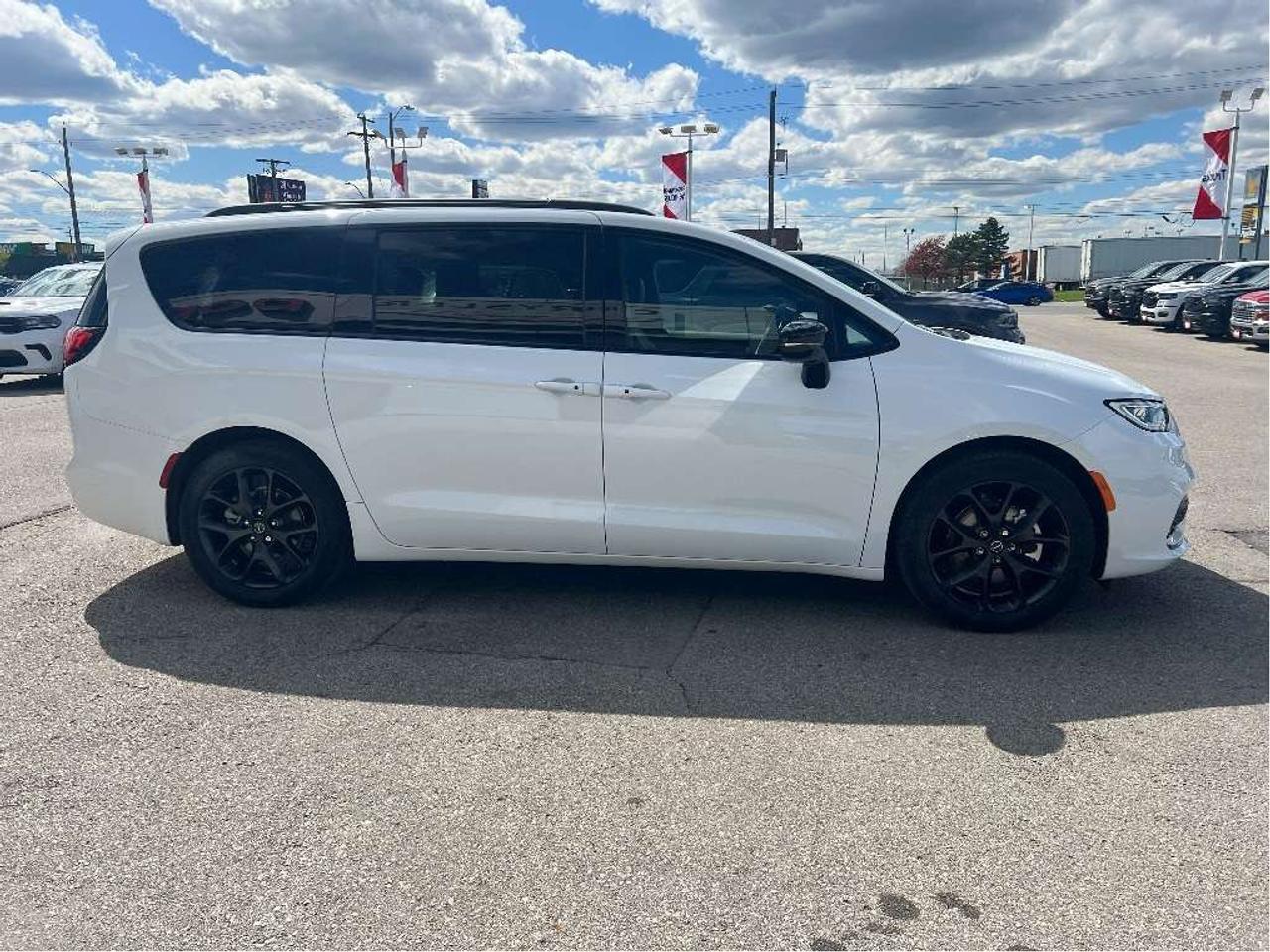 2026 Chrysler Pacifica Select S Package *LTHR *POWER DOORS *LOW KMS Photo