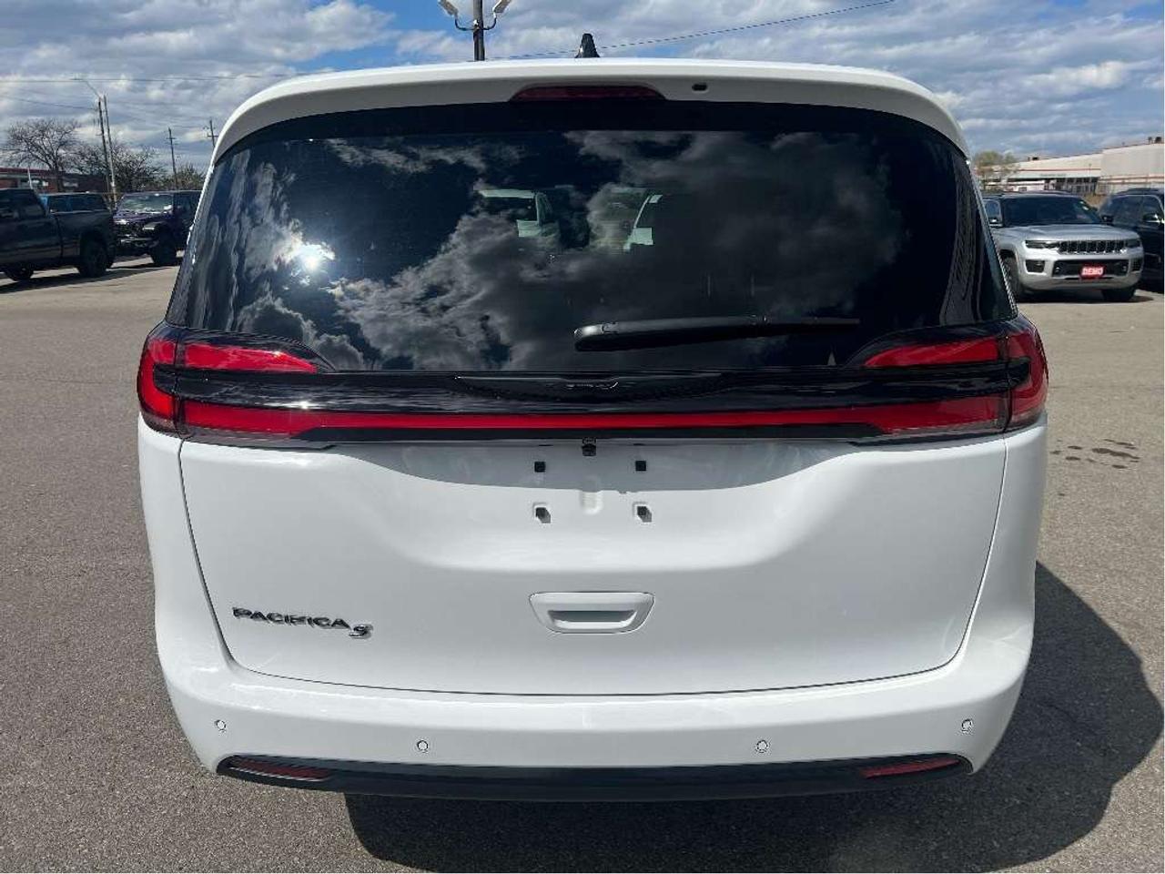 2026 Chrysler Pacifica Select S Package *LTHR *POWER DOORS *LOW KMS Photo