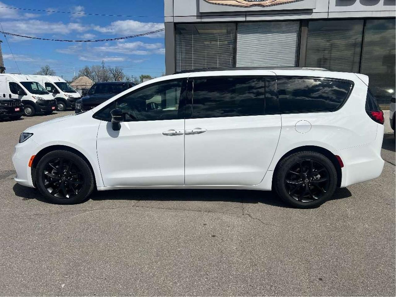 2026 Chrysler Pacifica Select S Package *LTHR *POWER DOORS *LOW KMS Photo
