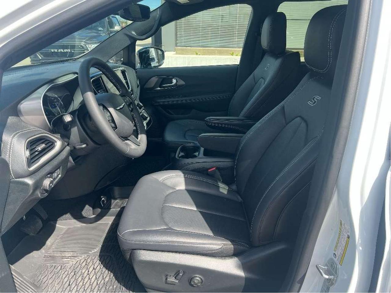 2026 Chrysler Pacifica Select S Package *LTHR *POWER DOORS *LOW KMS Photo