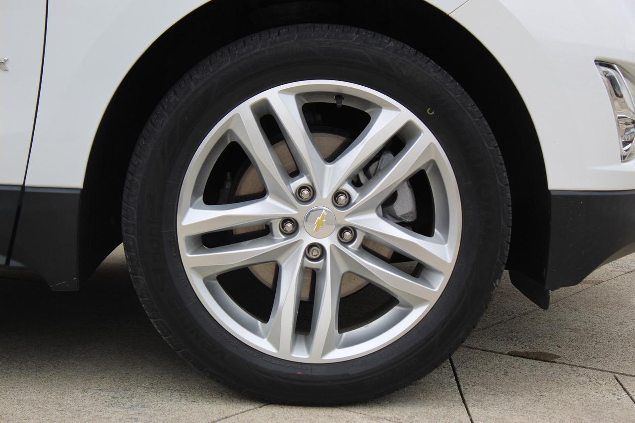 2020 Chevrolet Equinox WOW look at those kilo 16,000, 1-owner, AWD 4dr Pr Photo
