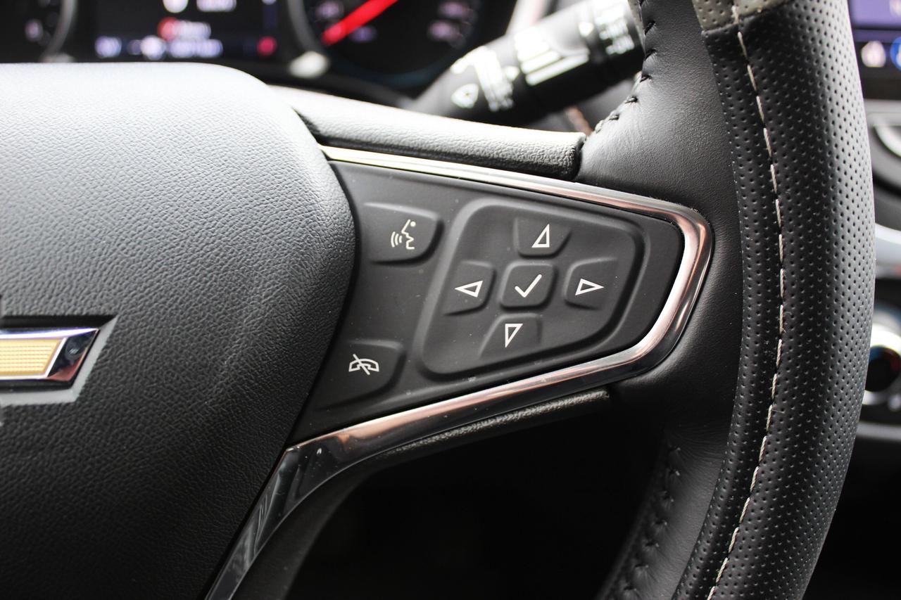2020 Chevrolet Equinox WOW look at those kilo 16,000, 1-owner, AWD 4dr Pr Photo