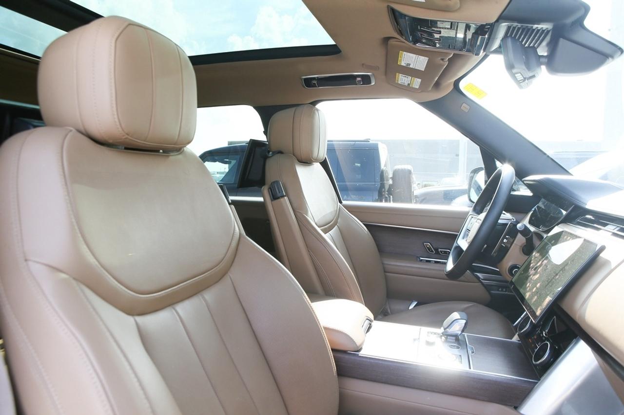 2023 Land Rover Range Rover SE 395 HP   AIR SUSPENSION   MERIDIAN? SOUND   PANORAMIC ROOF   THE BENCHMARK OF LUXURY SUVS Photo