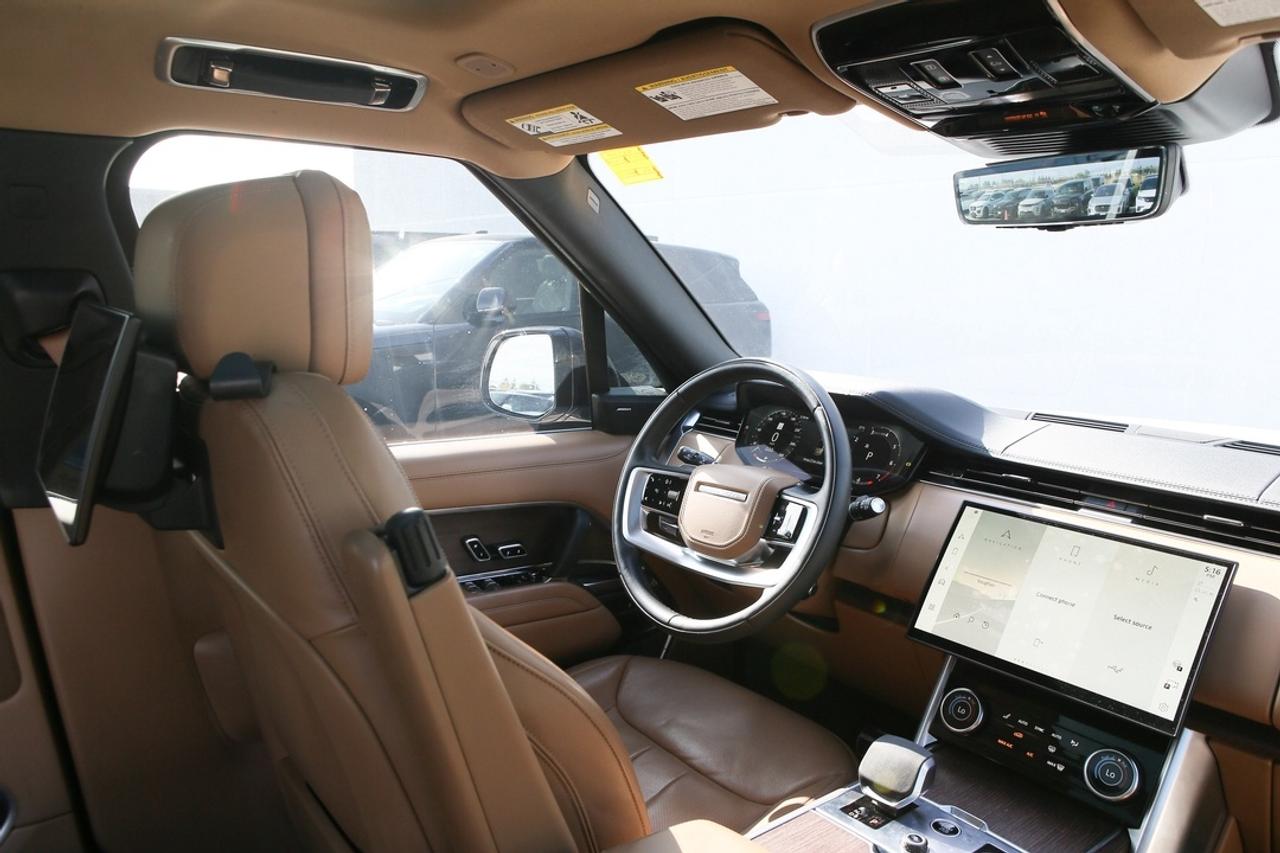 2023 Land Rover Range Rover SE 395 HP   AIR SUSPENSION   MERIDIAN? SOUND   PANORAMIC ROOF   THE BENCHMARK OF LUXURY SUVS Photo
