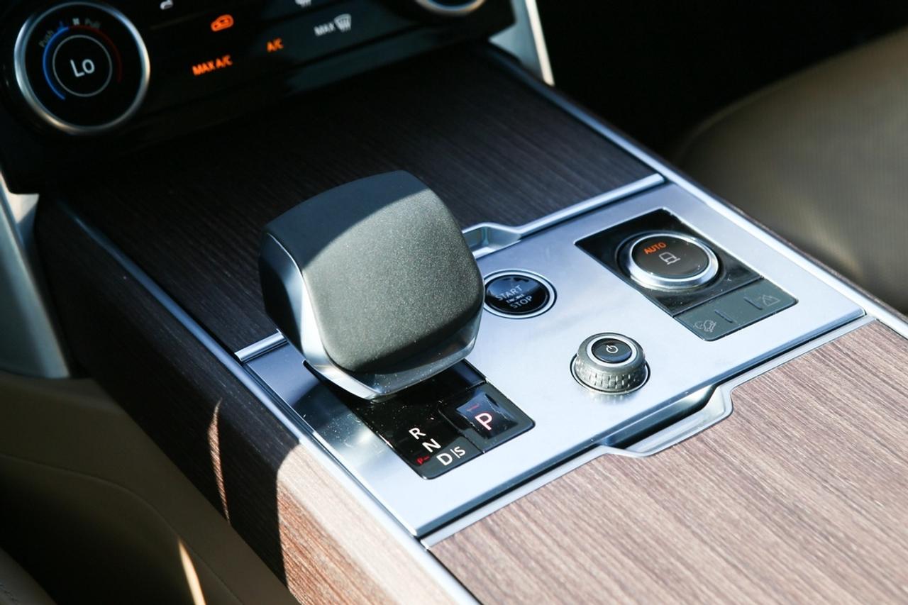 2023 Land Rover Range Rover SE 395 HP   AIR SUSPENSION   MERIDIAN? SOUND   PANORAMIC ROOF   THE BENCHMARK OF LUXURY SUVS Photo