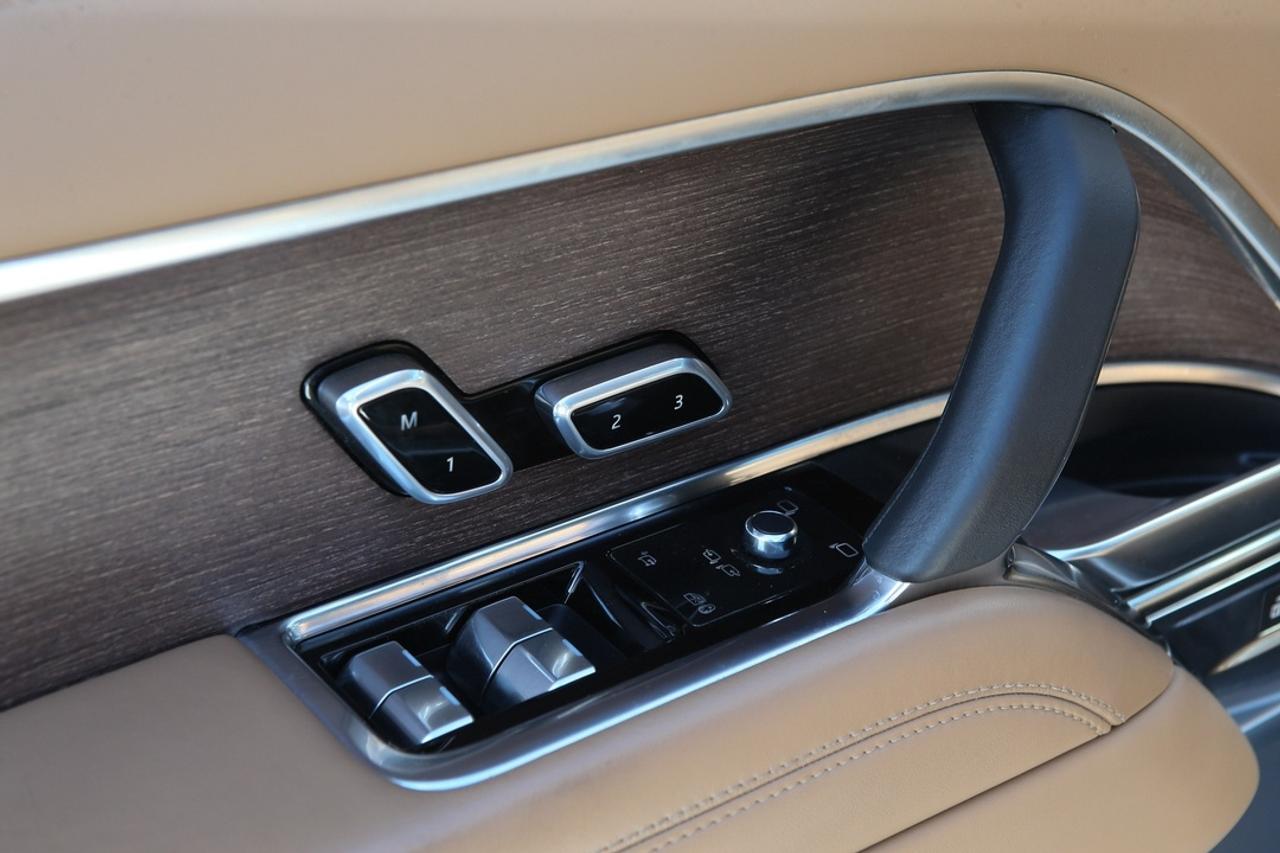 2023 Land Rover Range Rover SE 395 HP   AIR SUSPENSION   MERIDIAN? SOUND   PANORAMIC ROOF   THE BENCHMARK OF LUXURY SUVS Photo