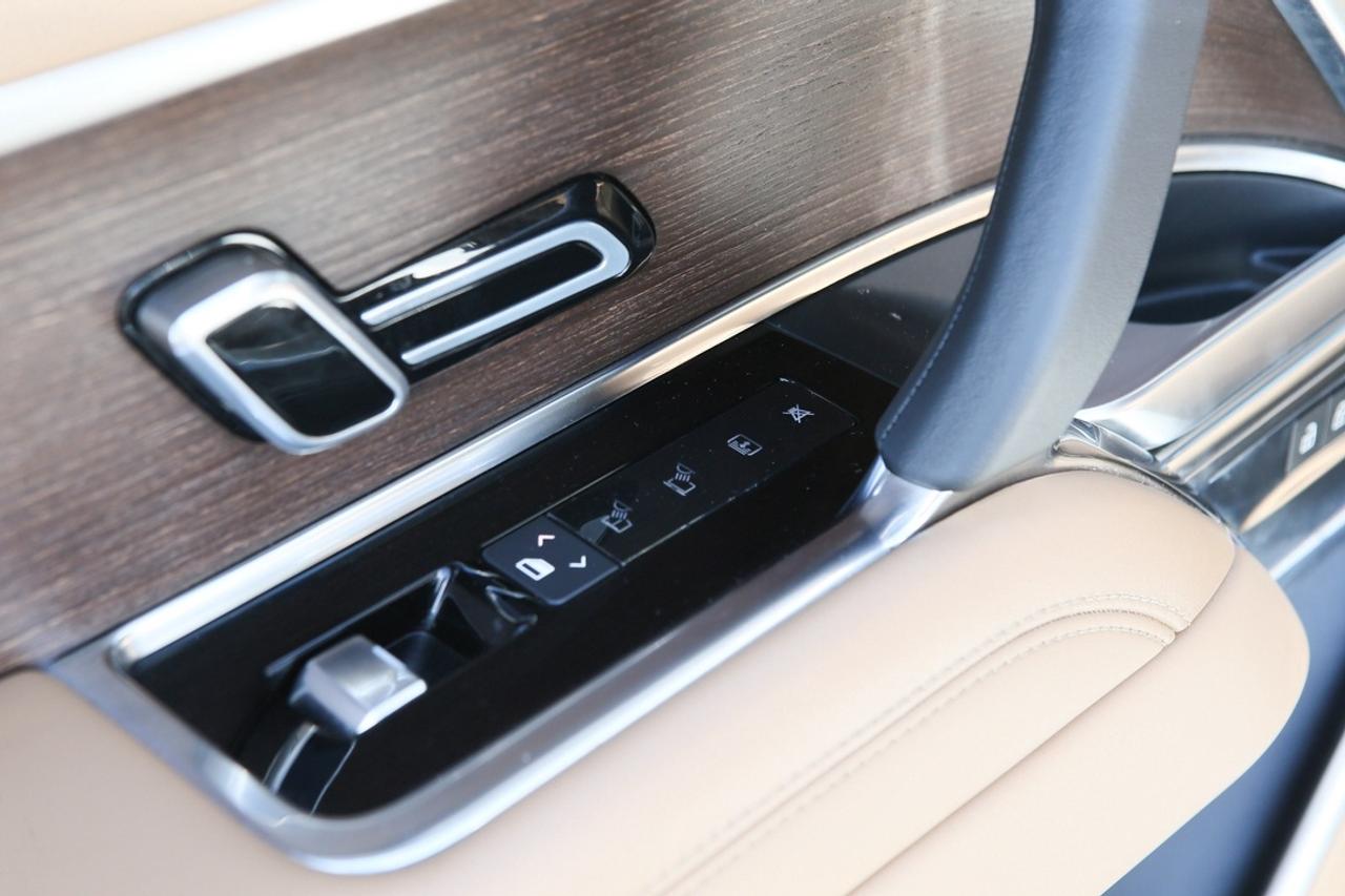 2023 Land Rover Range Rover SE 395 HP   AIR SUSPENSION   MERIDIAN? SOUND   PANORAMIC ROOF   THE BENCHMARK OF LUXURY SUVS Photo