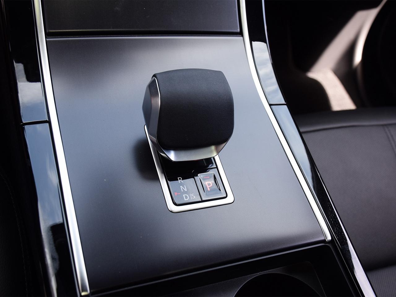 2026 Land Rover Range Rover Velar P250 Dynamic SE -Ltd Avail- PRICED TO MOVE. Photo