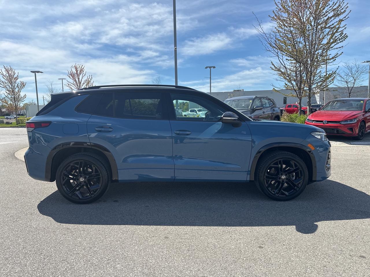 2025 Volkswagen Tiguan Comfortline R-Line Black Edition 4MOTION Photo