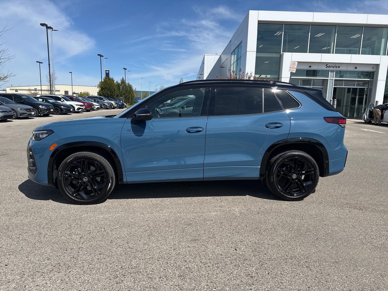 2025 Volkswagen Tiguan Comfortline R-Line Black Edition 4MOTION Photo