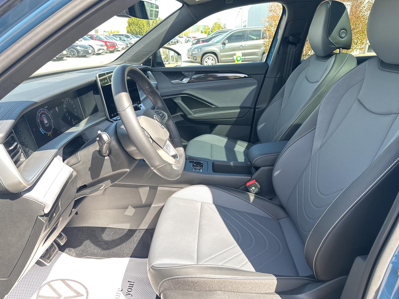 2025 Volkswagen Tiguan Comfortline R-Line Black Edition 4MOTION Photo