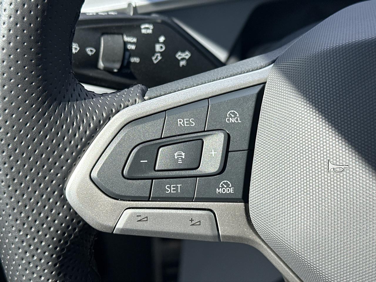 2025 Volkswagen Tiguan Comfortline R-Line Black Edition 4MOTION Photo