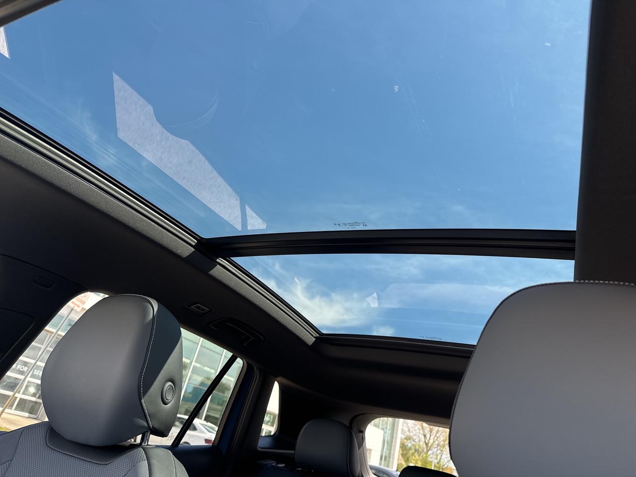 2025 Volkswagen Tiguan Comfortline R-Line Black Edition 4MOTION Photo