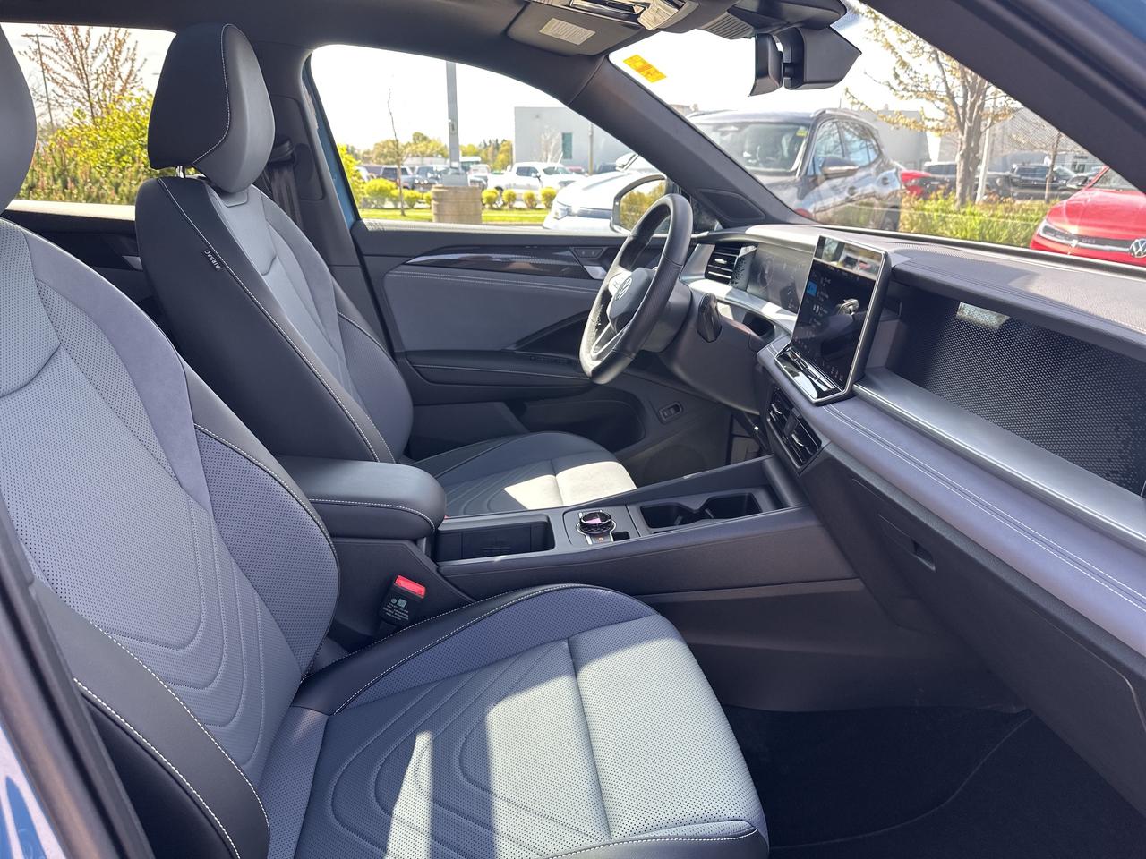 2025 Volkswagen Tiguan Comfortline R-Line Black Edition 4MOTION Photo