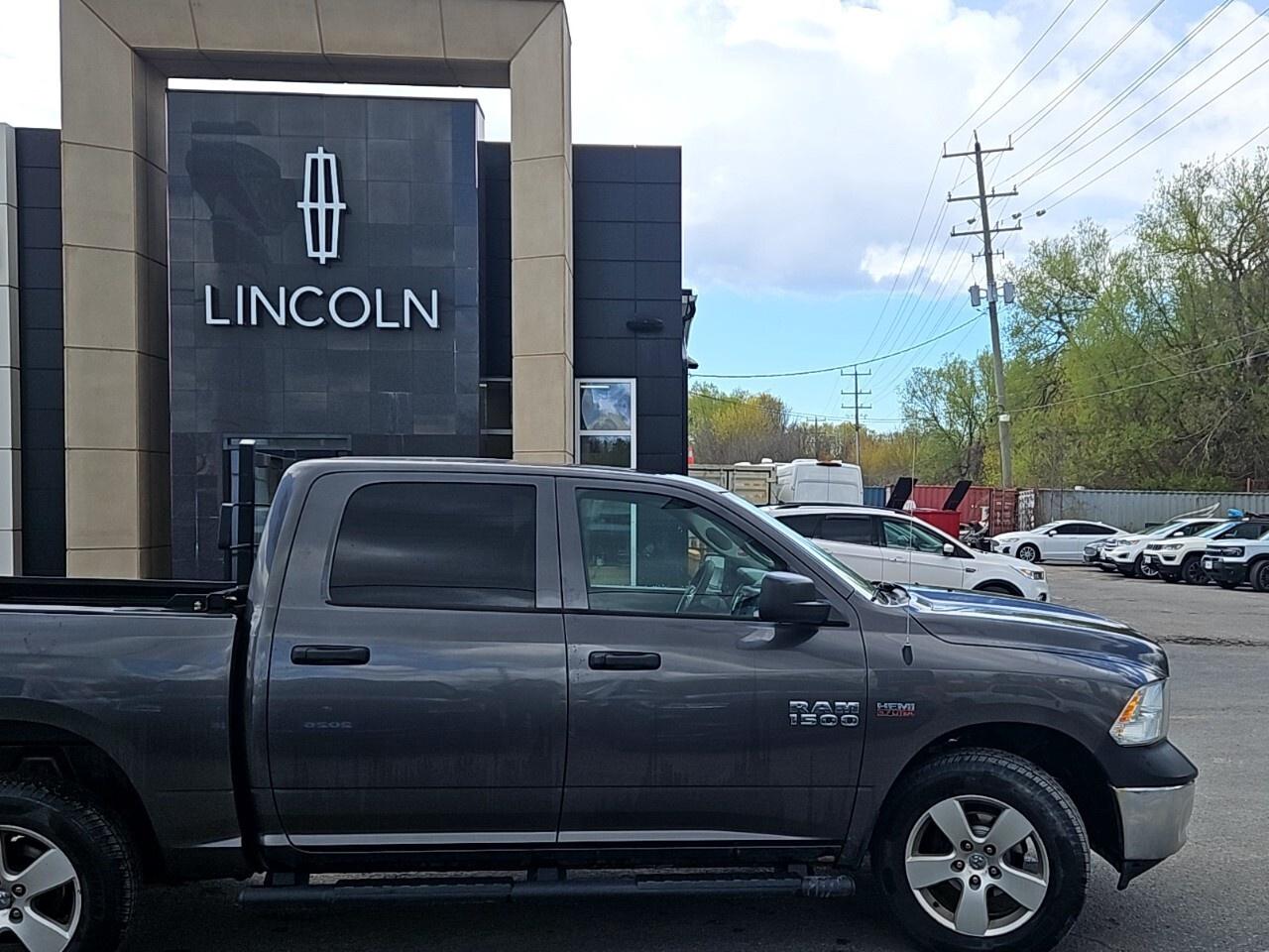 2015 RAM 1500 ST   SXT   TOW PKG   4WD Photo3