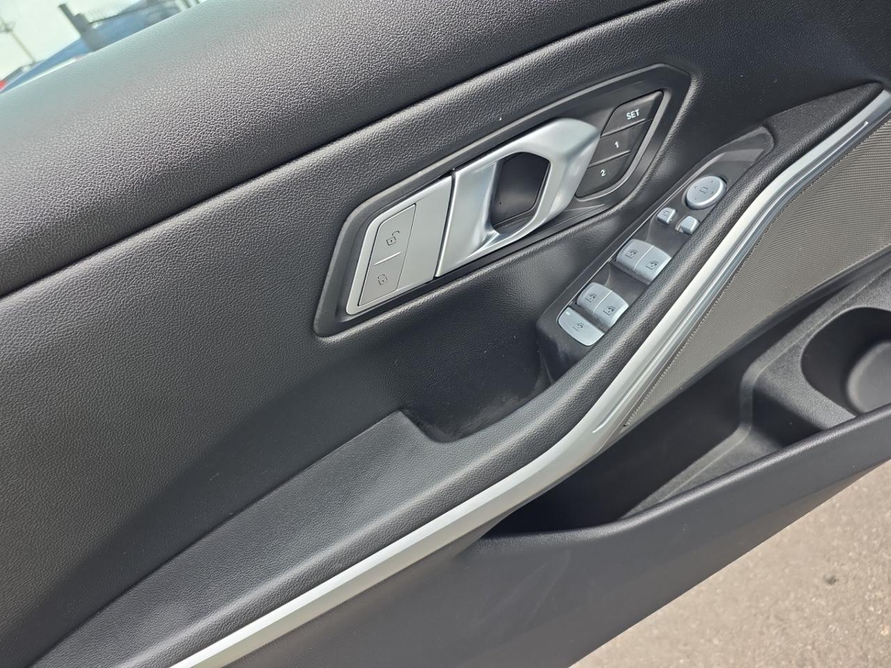 2025 BMW 3 Series 330i xDrive M-SPORT * HUD / DRIVER ASSIST / CARPLA Photo