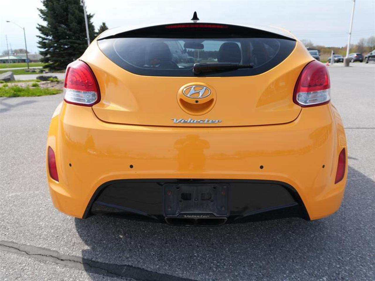 2015 Hyundai Veloster 3dr Cpe Man w-Tech Photo4
