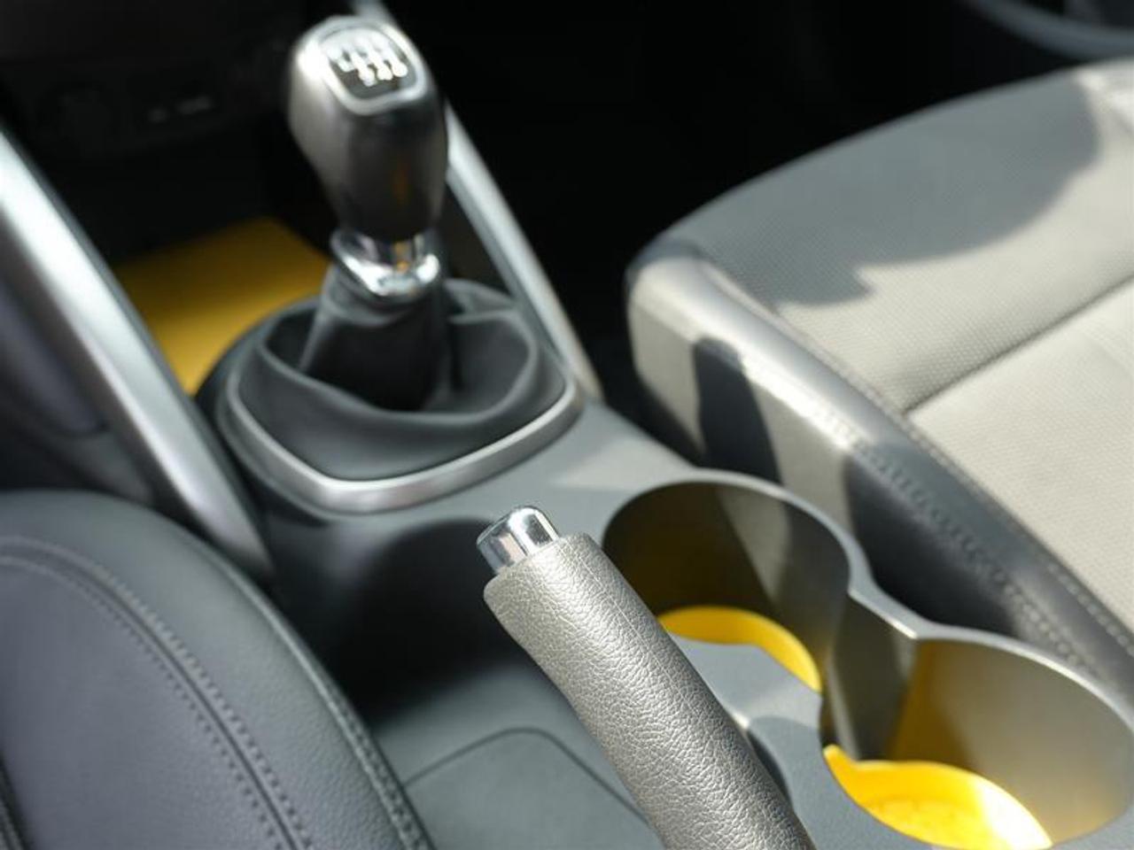 2015 Hyundai Veloster 3dr Cpe Man w-Tech Photo