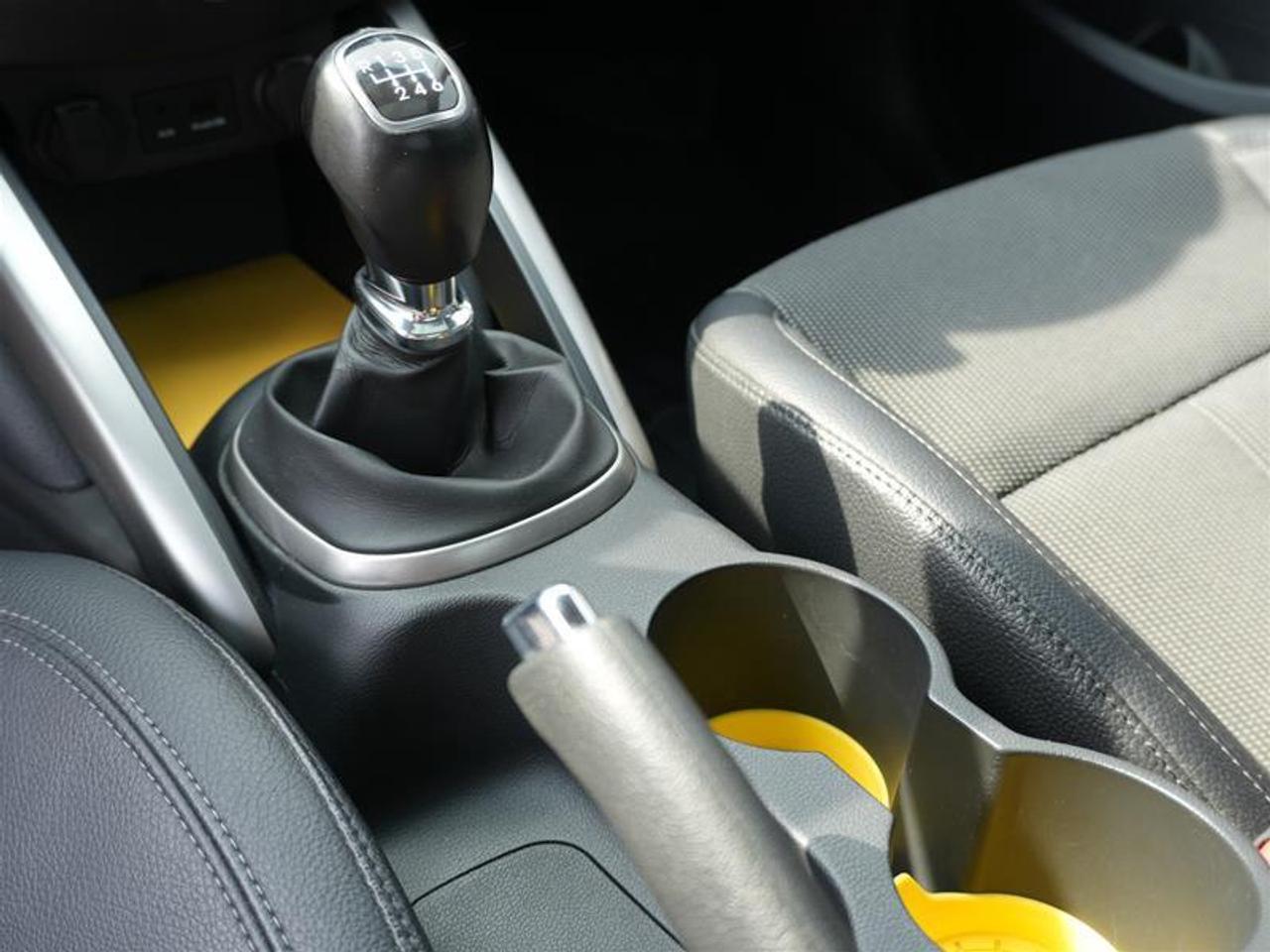 2015 Hyundai Veloster 3dr Cpe Man w-Tech Photo
