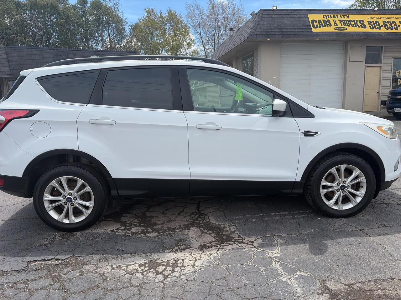 2017 Ford Escape SE-CLEAN CARFAX-EXCELLENT SERVICE RECORDS Photo3