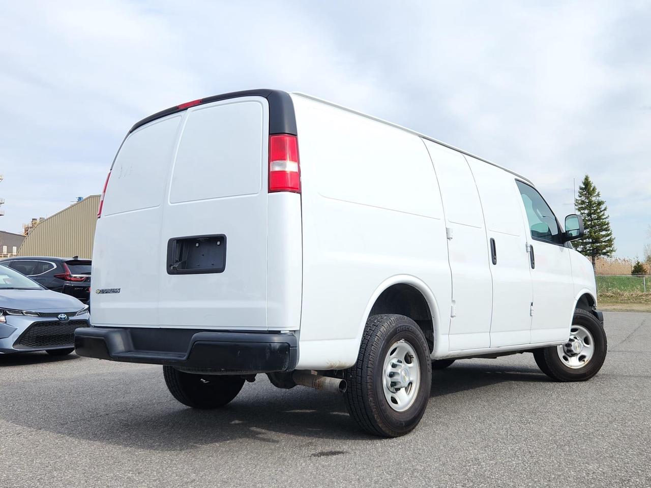 2022 Chevrolet Express 2500 Work Van Rear-Wheel Drive Extended Cargo Van Photo