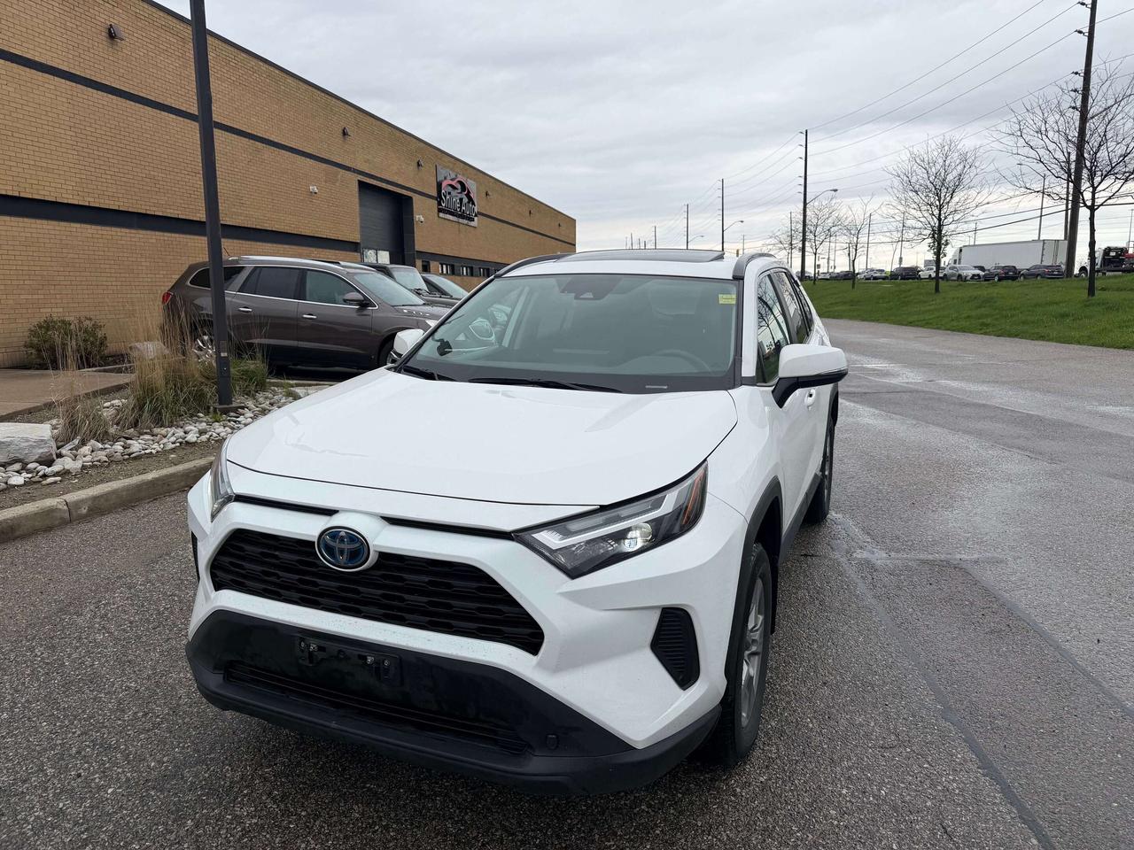 2023 Toyota RAV4 XLE AWD HYBRID CLEAN CARFAX CERTIFIED Photo