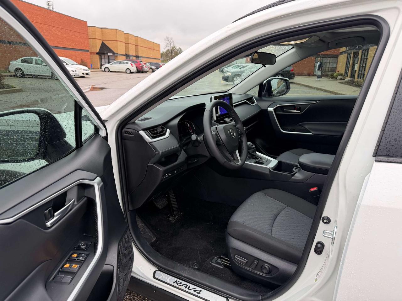 2025 Toyota RAV4 XLE AWD 1 OWNER CLEAN CARFAX CERTIFIED Photo
