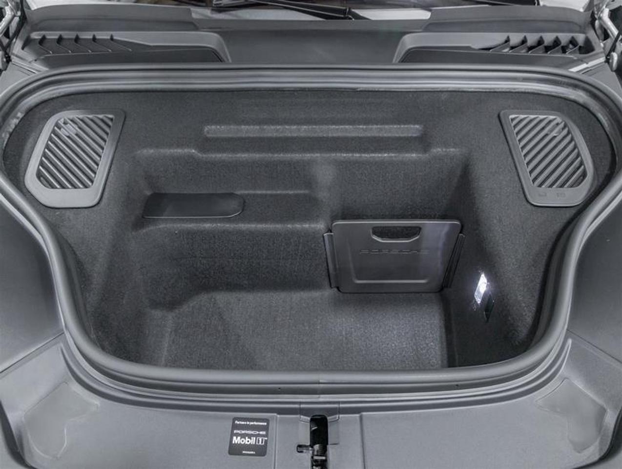 2026 Porsche Macan  Photo2