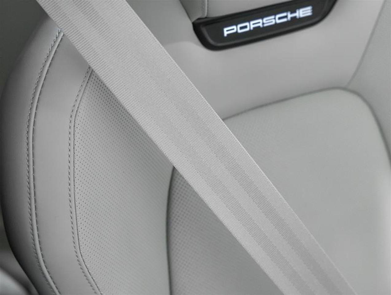 2026 Porsche Macan  Photo