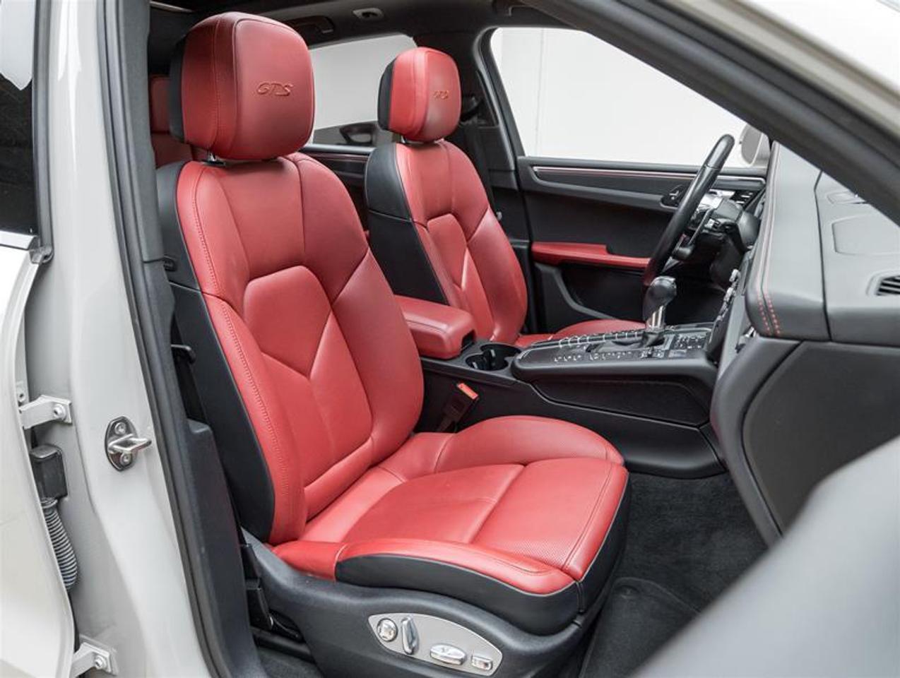 2020 Porsche Macan  Photo