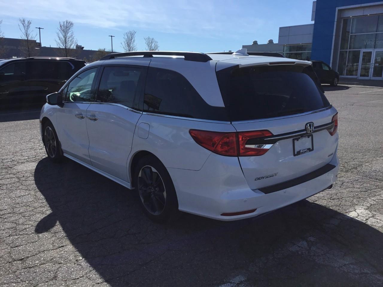 2023 Honda Odyssey Touring Photo2