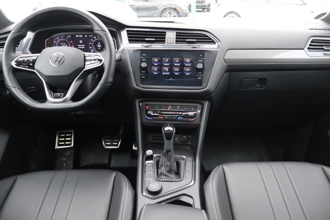 2022 Volkswagen Tiguan Comfortline R-Line Black Edition 4MOTION   No Acci Photo