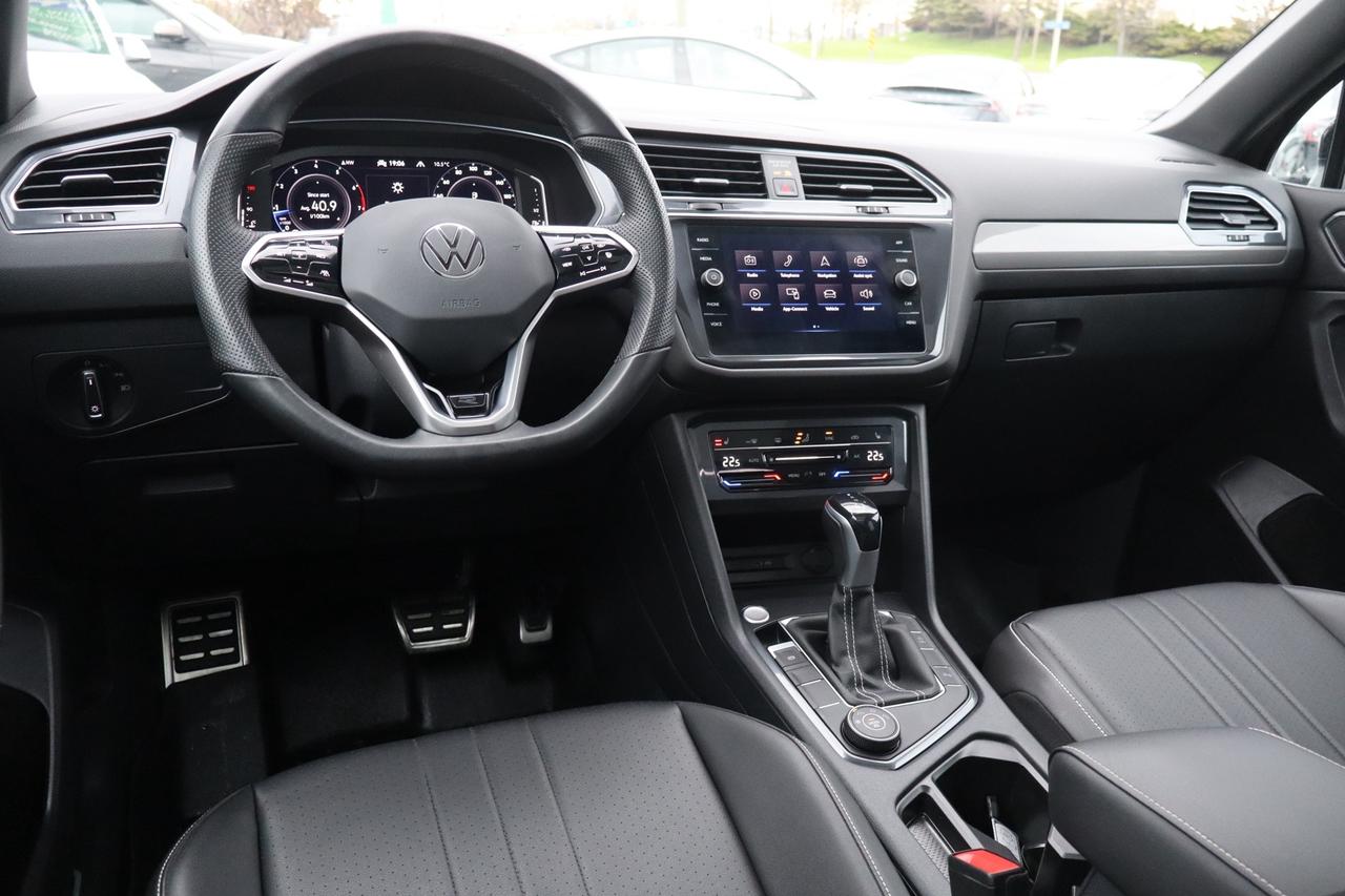 2022 Volkswagen Tiguan Comfortline R-Line Black Edition 4MOTION   No Acci Photo