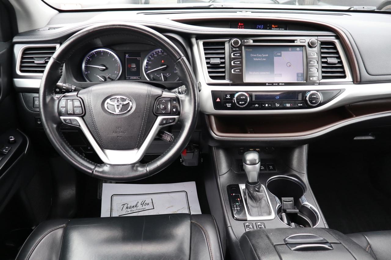 2019 Toyota Highlander XLE AWD V6   No Accident   Clean Carfax Photo