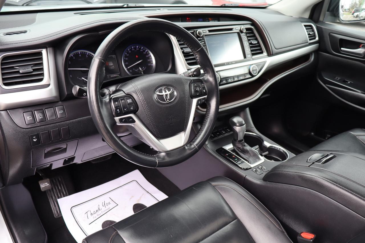 2019 Toyota Highlander XLE AWD V6   No Accident   Clean Carfax Photo