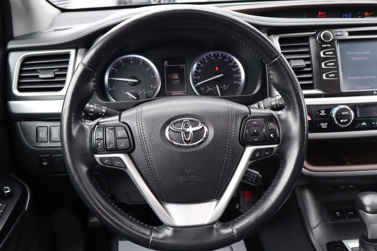 2019 Toyota Highlander XLE AWD V6   No Accident   Clean Carfax Photo