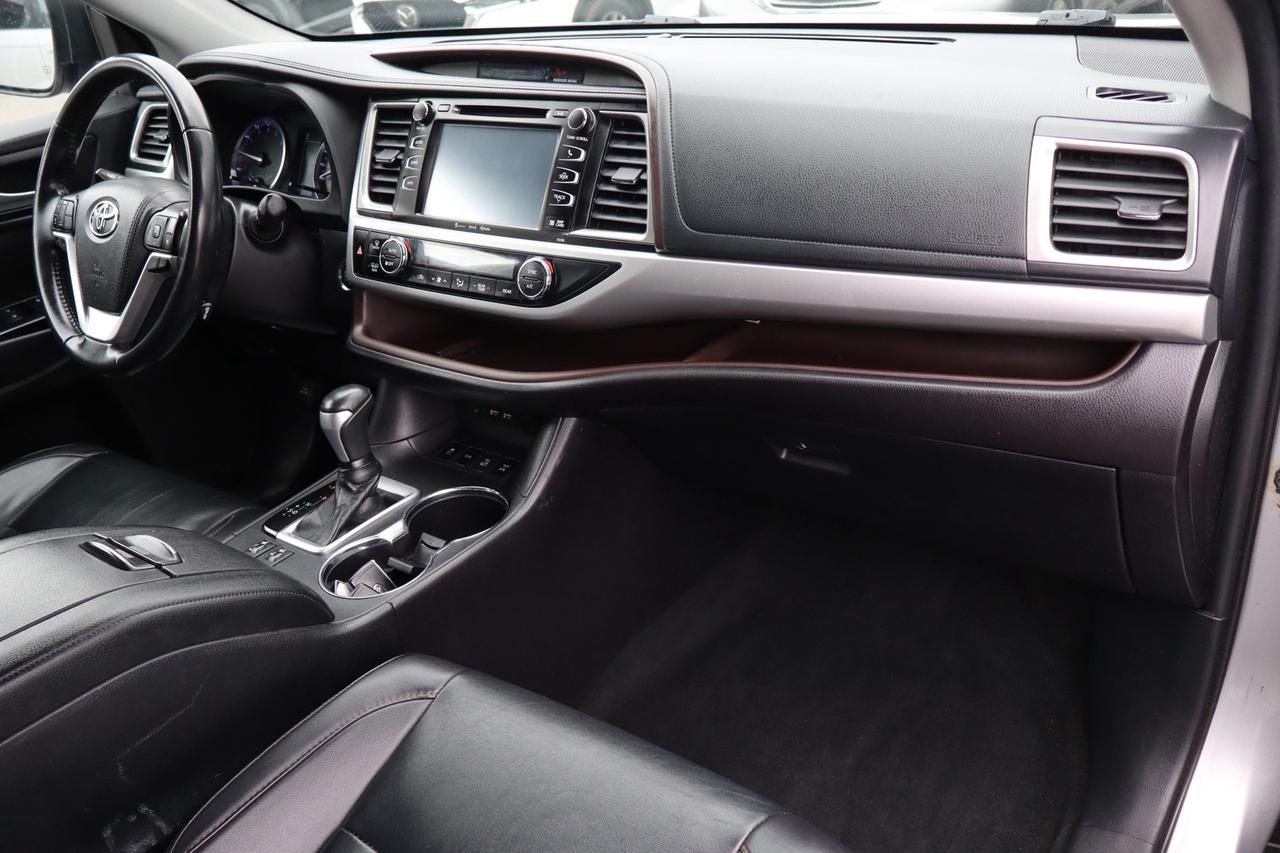 2019 Toyota Highlander XLE AWD V6   No Accident   Clean Carfax Photo