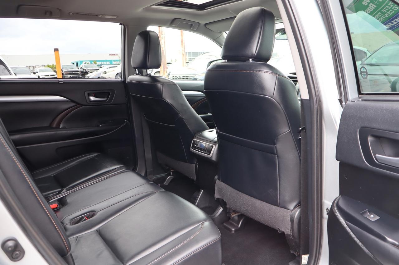 2019 Toyota Highlander XLE AWD V6   No Accident   Clean Carfax Photo